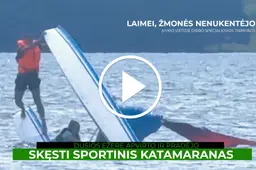 Dusios ežere apvirto ir pradėjo skęsti sportinis katamaranas