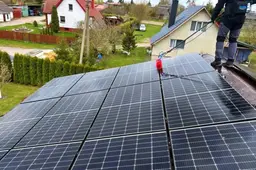Kodėl lietus neišvalys jūsų saulės elektrinės ir kada būtinas profesionalus plovimas?