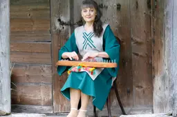 Įkvėpta atrasto močiutės dainų sąsiuvinio, alytiškė Loreta Šileikytė-Zabalujeva įrašė apie 80 senovinių lietuvių liaudies dainų