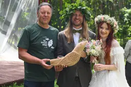 Anzelmo Matučio parke susituokę alytiškiai Rokas ir Teresė: vestuvės, kuriose susitiko meilė, tradicijos ir kūryba