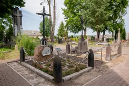 Tvarkomos karininko Antano Juozapavičiaus ir savanorio Artūro Sakalausko kapavietės ir jų aplinka Alytaus Šv. Angelų bažnyčios kapinėse
