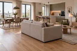 Sofa svetainės viduryje: kada toks sprendimas pasiteisina?