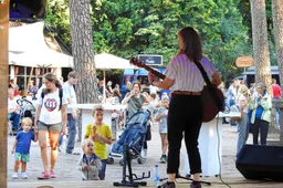 in de dierentuin voor kinderen beleeft het hele gezin een vrolijke avond vol verrassingen