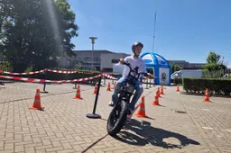 jongen op e-bike