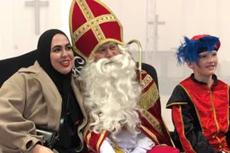 Wethouder met sinterklaas