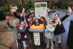 Net als voorgaande jaren kunnen bezoekers hun petflessen en blikjes inleveren in de grote kliko’s in het park