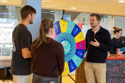 Wethouder Bijlholt in gesprek met jongeren bij MBO amersfoort