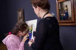 20260322-OA-Slechtziend meisje bestudeert het voelschilderij van Het melkmeisje