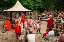 In de Arena heerst er een mediterrane sfeer, waar livemuziek wordt afgewisseld met een gladiatorengevecht waarbij kinderen strijden voor de leeuwen