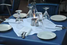 Gedekte tafel in een restaurant, illustratief beeld.