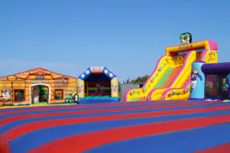 bouncy-castles-3567019_1280