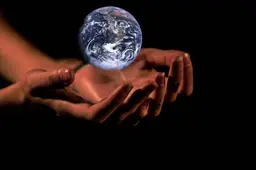 Handen met een afbeelding van de aarde als symbool voor het klimaat