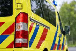 AI-illustratie: close-up van een Nederlandse ambulance, geen foto van het ongeval in Beekbergen.