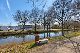 Bankje langs een Nederlandse gracht