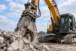 Sloopkraan naast schoon betonpuin