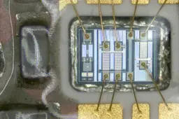 Microscopische opname van elektronische componenten, illustratief beeld bij techniekonderwijs