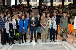 dertien arnhemmers krijgen koninklijke onderscheiding tijdens lintjesregen gemeente arnhem