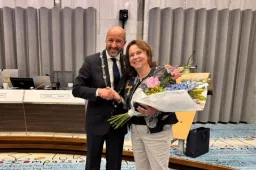 koninklijke onderscheiding en zilveren stadspenning voor vertrekkend raadslid lea manders gemeente arnhem