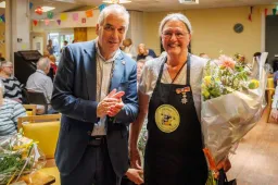 koninklijke onderscheiding riek bouma voor jarenlange inzet de zeeg foto paul tolenaar gemeente arnhem