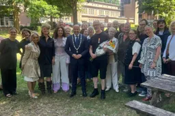 koninklijke onderscheiding voor matthijs boelee bij afscheid fashion design artez gemeente arnhem