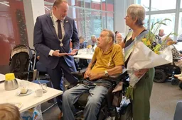 pieter den duijf geridderd voor inzet toegankelijk openbaar vervoer gemeente arnhem