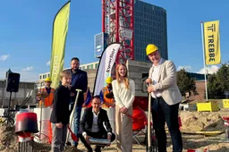 start bouw Coberco terrein.Wethouder Paul Smeulders (midden) begraaft de tijdmachine met toekomstige bewoners en Raymond Stapel van BPD (derde va(138)