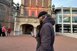 Slavernijverleden.Door de QR-code op de tegel te scannen kom je bij het verhaal van Anna van Vossenburg uit en leer je meer over haar leven in slavernij in Arnhem