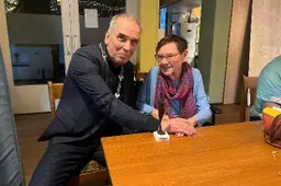 Anke Lunenberg en Loco-burgemeester Bob Roelofs met het Arnhems Meisje. (foto van Eddy Gerritsen)