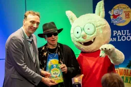 Paul van Loon met director en Dolfje Weerwolf.Mira Meijer
