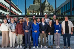 2026.Brandweercommandant kindercorrespondent en echtpaar onderscheiden bij Lintjesregen Arnhem - Gemeente Arnhem