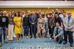 Koninklijke en gemeentelijke onderscheidingen voor vertrekkende Arnhemse raadsleden - Gemeente Arnhem