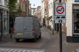 Oude bestelwagen in milieuzone.Regeljelease.nl