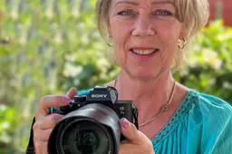 Fotografe Ingeborg Bech met camera