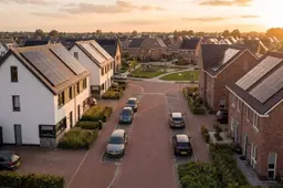 Woonwijk met zonnepanelen(1)