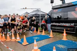 Park Lingezegen donderdag decor van hardloopwedstrijd in het donker