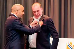 Marcouch geeft Schellens tot Ridder in de Orde van Oranje-Nassau