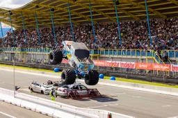 PTF_monstertruck voor de hoofdtribune (1)