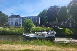 Janny, André en Nhaan voor het Van Gogh Huis