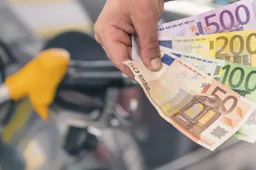 Auto elettriche e crisi in Iran: i veri costi tra geopolitica, rincari e le contraddizioni europee