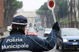 Cieco sorpreso alla guida di un SUV: il giudice lo assolve. Ecco perché non era una truffa