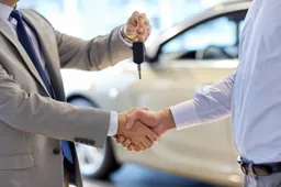Tutti pazzi per l'auto a noleggio, ma i concessionari rischiano il crac: la verità scomoda sui margini crollati sotto l'1%