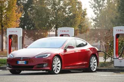 Tesla Model S, preventivo shock negli USA: cambiare la batteria costa quanto l'auto stessa