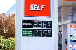 Allarme rifornimenti: prezzi alle stelle per il conflitto. Ma quanto costerebbe il carburante oggi senza le accise e le tasse?