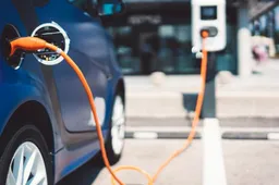 Ricaricare l'auto elettrica in Italia: guida ai costi, alle tariffe e allo stato delle colonnine secondo Altroconsumo