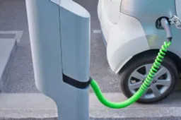 Ricarica l'auto elettrica di notte e riceve un conto da oltre 300 euro e non è stato un errore