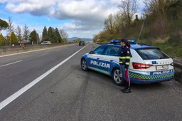 Inseguimento sull'A1: abbandonano un'auto rubata con 5 diamanti a bordo, caccia a tre fuggitivi nel Bolognese