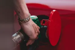 Ufficiale - Sconto carburanti, scatta la proroga del governo: 500 milioni sul tavolo e l'avvertimento all'Europa sul deficit