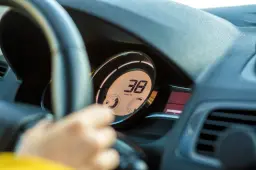 L'Europa vuole il controllo totale sulla tua accelerazione: allo studio la frenata obbligatoria con il limite di velocità