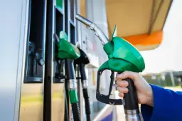 Benzina e Diesel gratis al self-service: ecco l'incredibile trucco (finito malissimo)