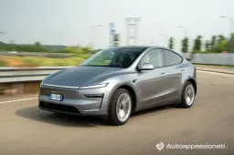 Tesla accelera in Italia: al via il tour estivo per la guida autonoma e vendite in forte crescita